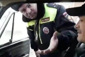 Водителю удалось зафиксировать нападение на него инспектора ДПС с попыткой отобрать телефон