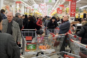 «Тележка апокалипсиса»: российские супермаркеты пытаются бороться с паникёрами