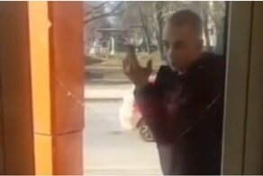 Неадекватный парень с ножом порезал охранника и попытался ворваться в магазин
