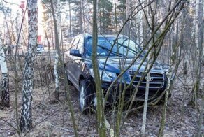 Момент полета кроссовера с несовершеннолетним водителем за рулем попал на видео