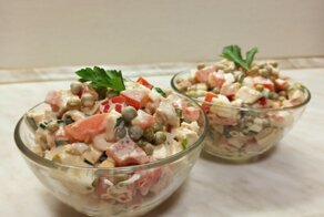 Простой салат с курицей,помидорами и горошком