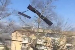 В Новороссийске ураганный ветер сорвал с крыши пятиэтажки листы металлопрофиля