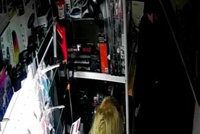 В Иркутске продавщица с помощью кружки отбилась от вооруженного ножом грабителя