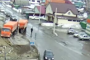 Бедолага на КамАЗе долго и отчаянно пытался развернуться в Бийске