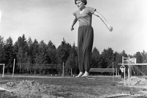 Личинка «совка» напала на женщину