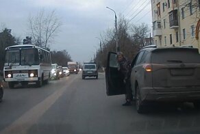 Нарушительница на кроссовере и принципиальный водитель