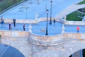 Полиция Мадрида запустила в небо дроны для напоминания о правилах самоизоляции