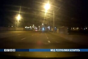 Угнал микроавтобус, таранил автомобиль ГАИ и был остановлен «ежом»: видео погони в Минске