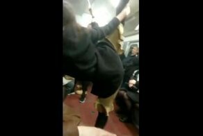 Странный танец девушки в вагоне метро Санкт-Петербурга