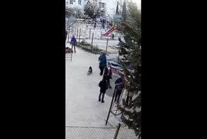 Чтобы не гулял с собакой: жительница Севастополя распылила баллончик в глаза ребенку