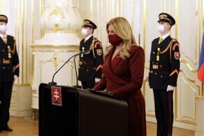 Маска в тон платья - главный модный тренд этой весны