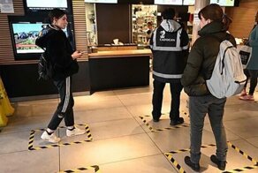 Сотрудники McDonald's нанесли на полу разметку безопасного расстояния