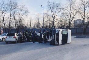 Авария дня. Три человека пострадали в ДТП с микроавтобусом