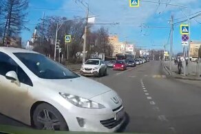 Слепой водитель французского автомобиля устроил ДТП