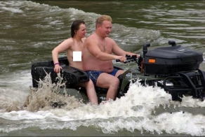 Парень на квадроцикле потерял девушку (4 фото)