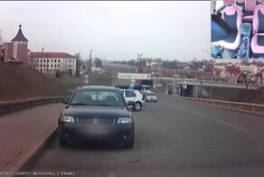 В Гродно ребенок внезапно выбежал на дорогу. Посмотрите, как отреагировал инспектор ГАИ