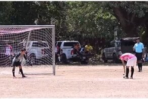 Футболист не рассчитал удар и получил мячом по лицу