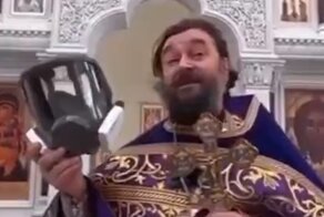 Когда Бог бессилен: священник пришёл на проповедь в противогазе