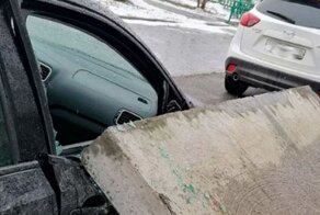 Карма за парковку на тротуаре: Бетонная плита упала на машину
