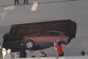 "В ямку - бух!", или Дорога ярости в РФ: 15 раз, когда авто провалились под землю
