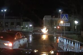 ДТП с огоньком: в Томске таксист не уступил дорогу, совершая поворот