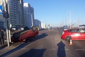 Авария дня. В Минске Lada перевернулась на крышу