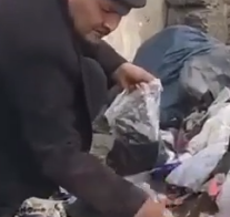 В Нур-Султане сняли на видео, как мужчина собирал на помойке медицинские маски в пакетик