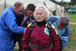 На 94-м году жизни ветеран Великой Отечественной впервые прыгнула с парашютом