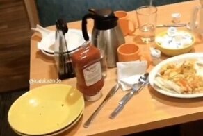 Официантка показала, как выглядят столы взрослых людей и молодёжи