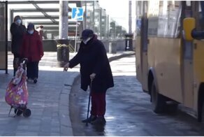 Послушная сумка сама подъехала к пенсионерке