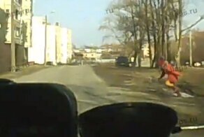 Не глядя бросилась под машину: наезд на ребенка в Санкт-Петербурге