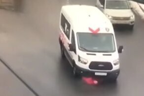 Отделалась незначительными травмами: микроавтобус протащил женщину несколько десятков метров