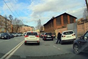 Дерзкий каршеринг: водитель устроил ДТП в попытке уехать от конфликта