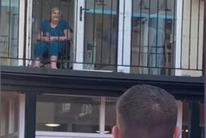 Братья-близнецы подарили неизлечимо больной матери серенаду