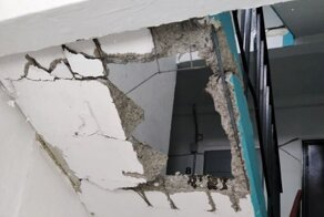 Рабочие разрушили несколько лестничных пролетов, уронив двигатель лифта