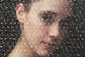 Художник рисует портреты, которые как-будто бы завёрнуты в пузырчатую плёнку