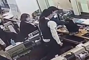Подкинувший сумку с деньгами мужчина испугал медицинский персонал в Китае