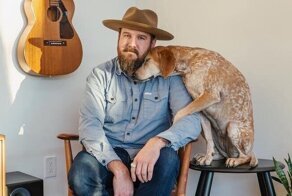 Фотограф путешествует со своим лучшим другом кунхаундом