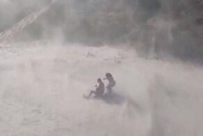 Полицейские разгоняют нарушителей карантина с помощью песчаных бурь от вертолета