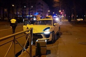 Авария дня. Молодая и пьяная девушка на Porsche