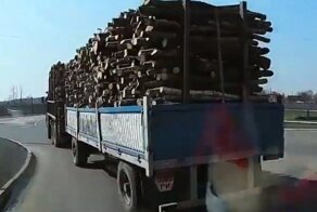 Во время движения из грузовика вывалились дрова и перекрыли дорогу