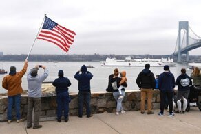 В Нью-Йорк прибыл гигантский плавучий госпиталь ВМС США