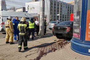 Женщина-пешеход чудом не пострадала: в Калуге машина вылетела на тротуар