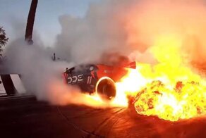 Парень до последнего нарезал "пончики" на своем Lamborghini пока покрышки не взорвались