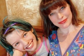 Дочь Миллы Йовович написала сказку на русском языке и прочитала ее подписчикам матери