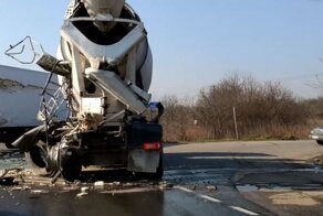 В Калининграде легковушку зажало между двух грузовиков