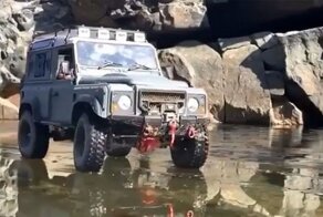 Лед внезапно треснул, когда внедорожник Land Rover ехал по замерзшему озеру