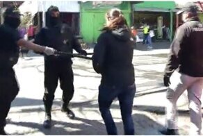 Ловля зараженной коронавирусом женщины на рынке в Чили