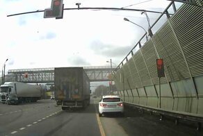 Дальнобойщик протаранил остановившиеся перед светофором автомобили в Подмосковье