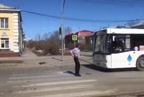 В Кемерово мужчина напал на автобусы, вооружившись лопатой